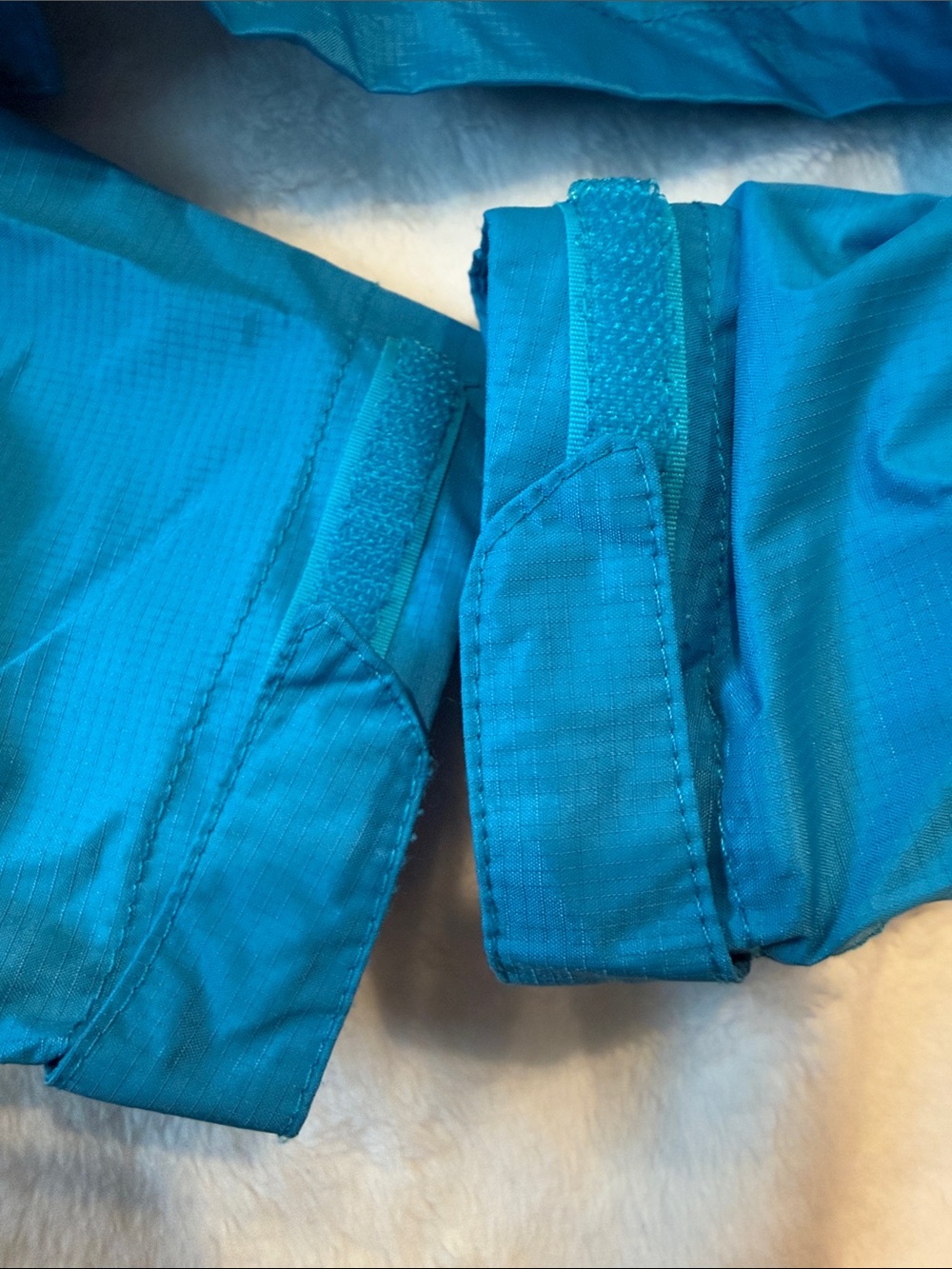 Marmot women’s turquoise/Blue Hooded Rain Jacket - Picture 11 of 11